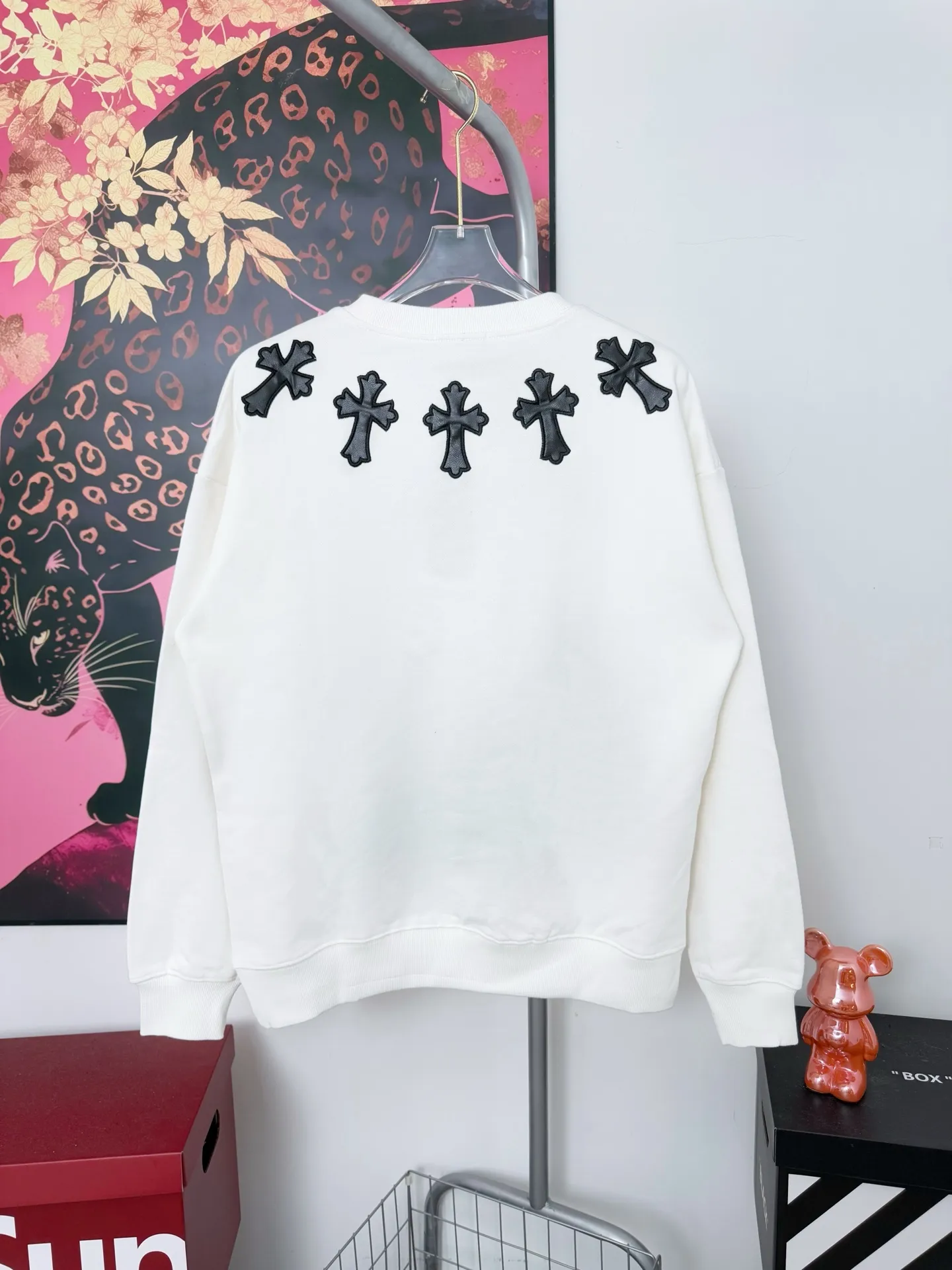 P210 Chrome Hearts Necklace Leather Label Embroidered Round Neck Sweatshirt, the same model at ChromeHearts counters. Made of 400g double-ply double yarn pure cotton fabric, 32 counts of double yarn. Very textured on the hand. Three-dimensional and atmospheric. Versatile and easy to wear in autumn. Simple and elegant. It adopts os version. The upper body effect is very good. Suitable for all body types. Soft and comfortable. CH letter offset printing on the front➕Necklace horseshoe leather label embroidery. Small mark on the hem. Resistant to machine washing. Does not fade or deform. Complete accessories, original mold opening, perfect restoration of zp 2:1, same style for men and women, versatile and not picky, size s m l xl color black white